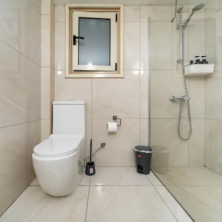 3 Bedroom Flat Near Center *