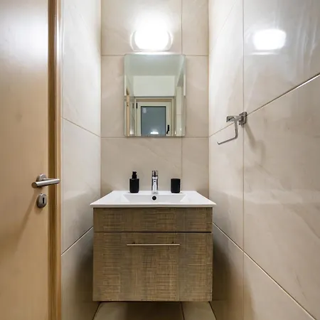 3 Bedroom Flat Near Center *